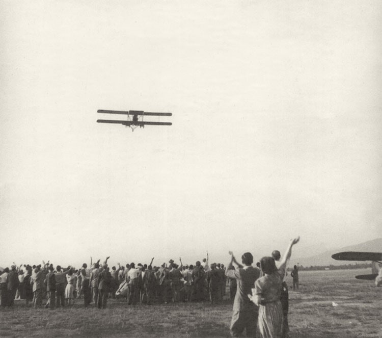 La folla festante saluta il Farman durante il suo ultimo volo